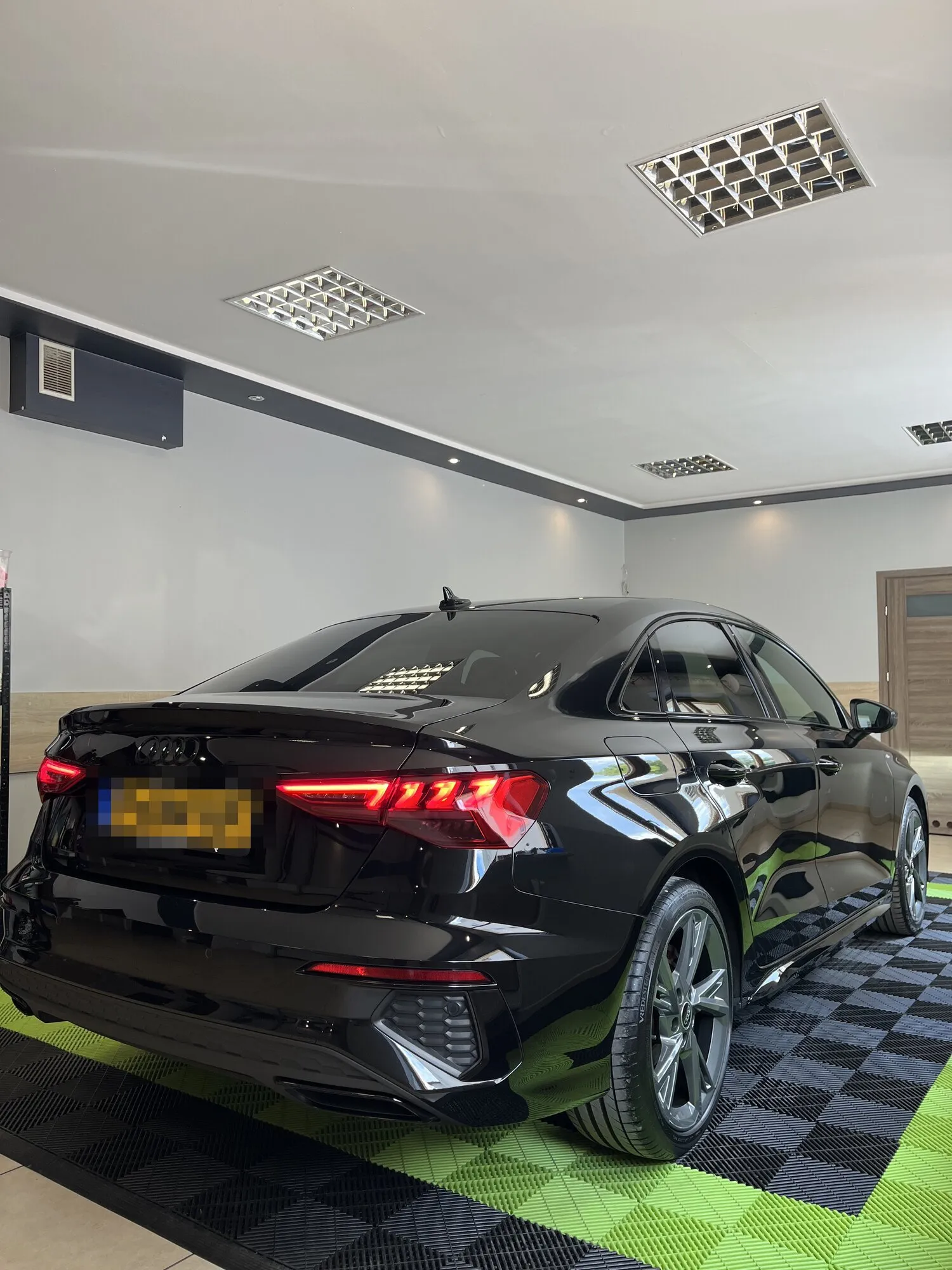 Czarne Audi A3 sedan po korekcie lakieru, tył