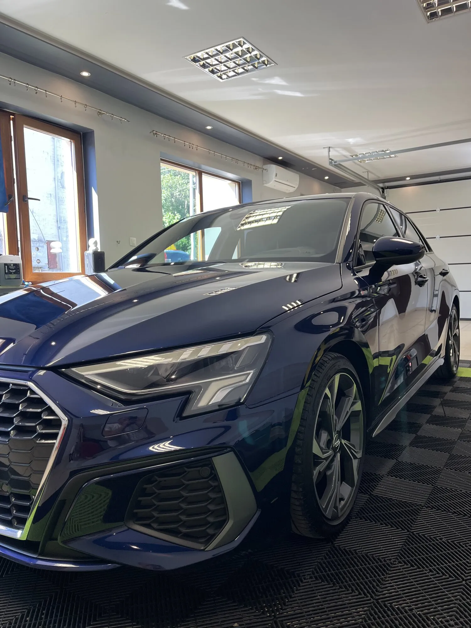 Granatowe Audi A3 z głębokim połyskiem lakieru po detailingu