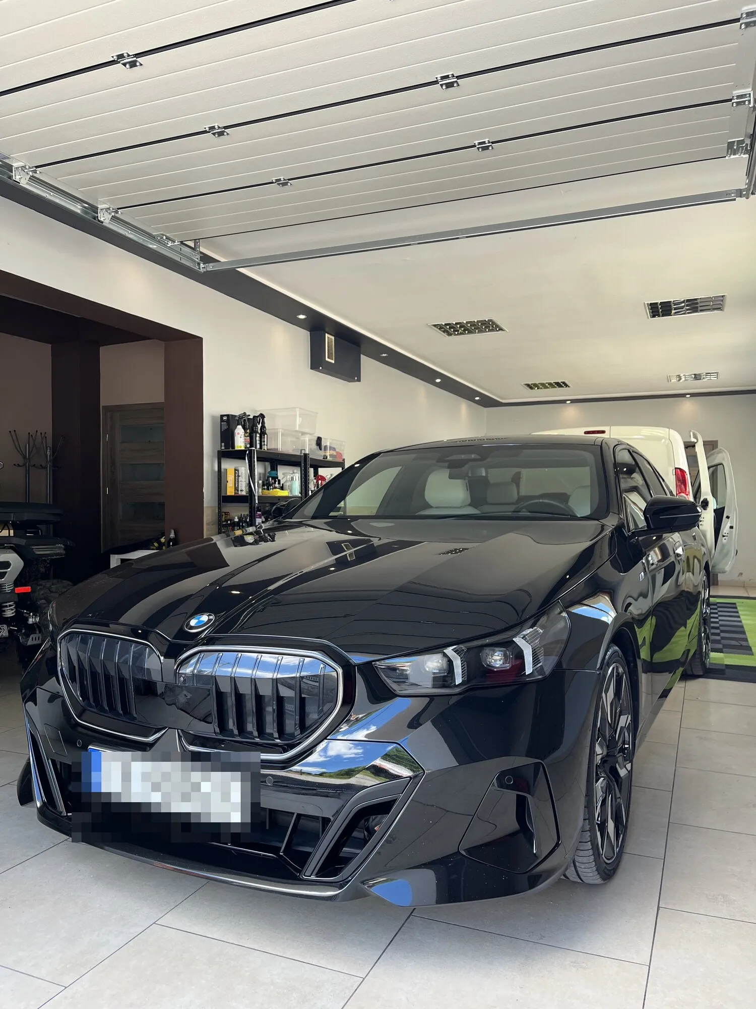 Czarne BMW serii 5 z lustrzanym lakierem po detailingu