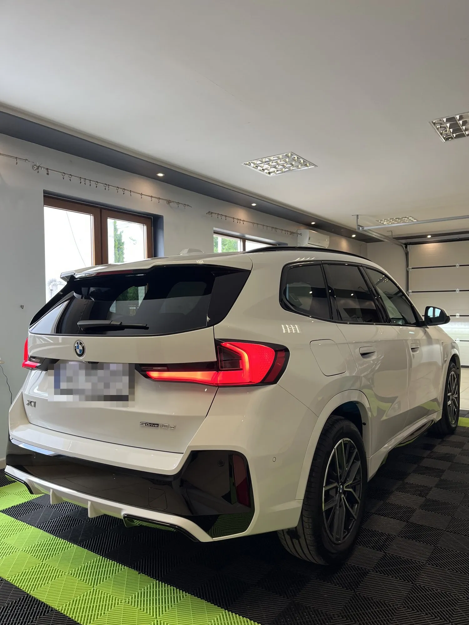 Białe BMW X1 po detailingu, tył — Perfect Wash Detailing