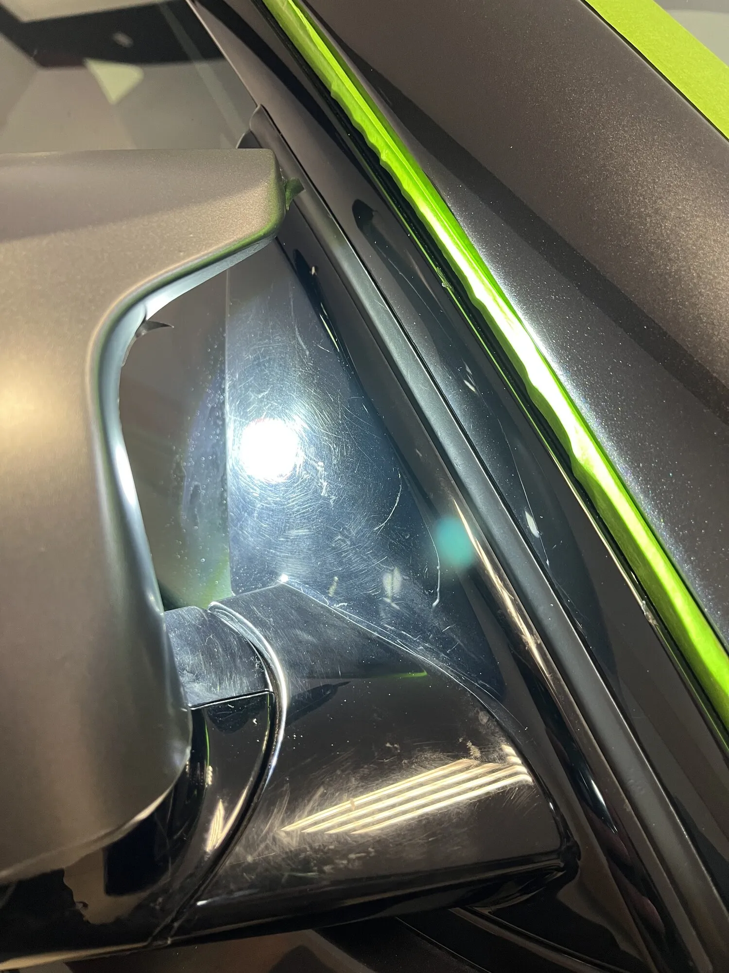 Korekta lakieru przed — Maszynowo usuwamy rysy i hologramy. Zostaje sam połysk. Perfect Wash Detailing Kielce