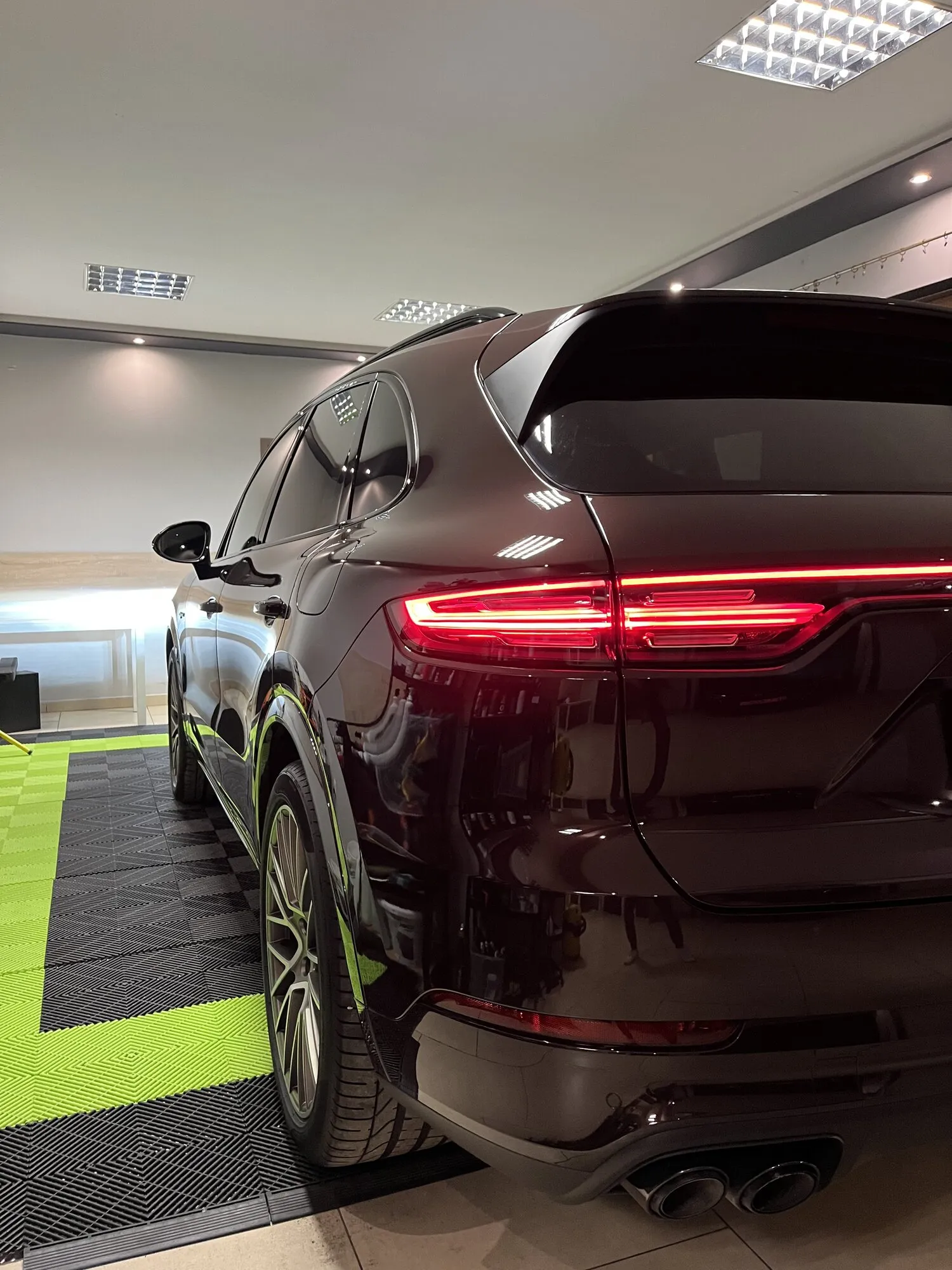 Bordowe Porsche Cayenne, tylne światła po detailingu