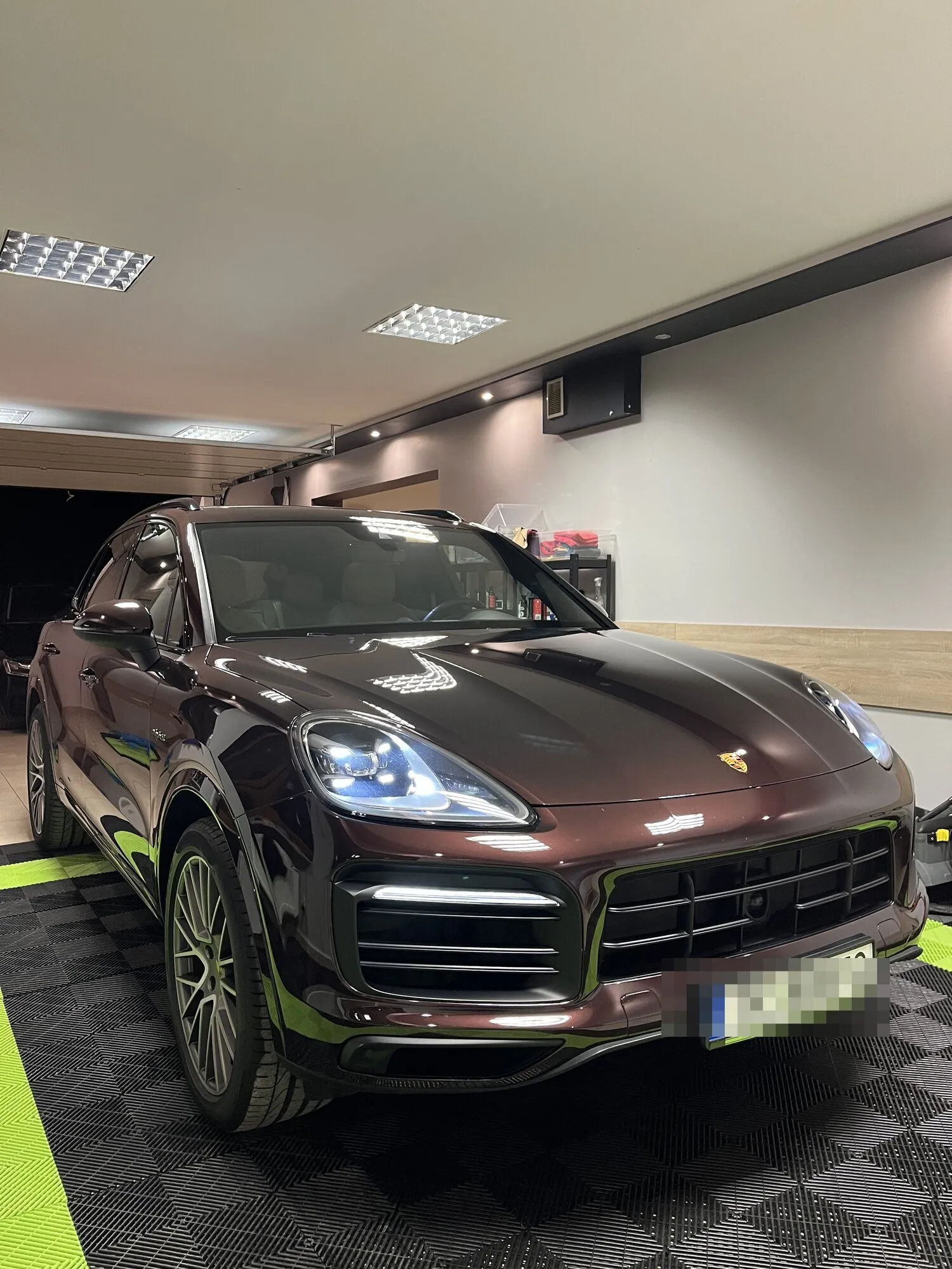 Bordowe Porsche Cayenne po detailingu w studiu w Kielcach