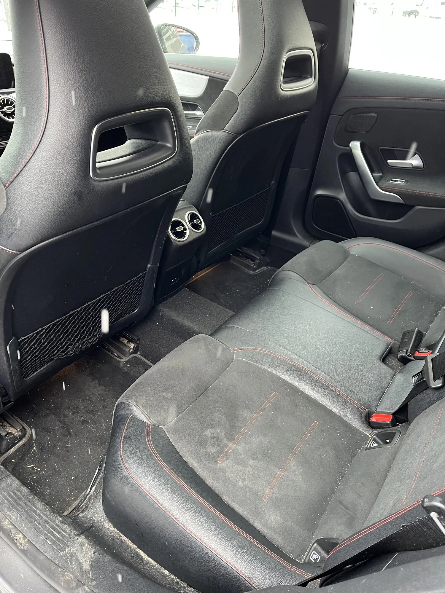 Przed — pranie tapicerki i wykładziny, Mercedes CLA